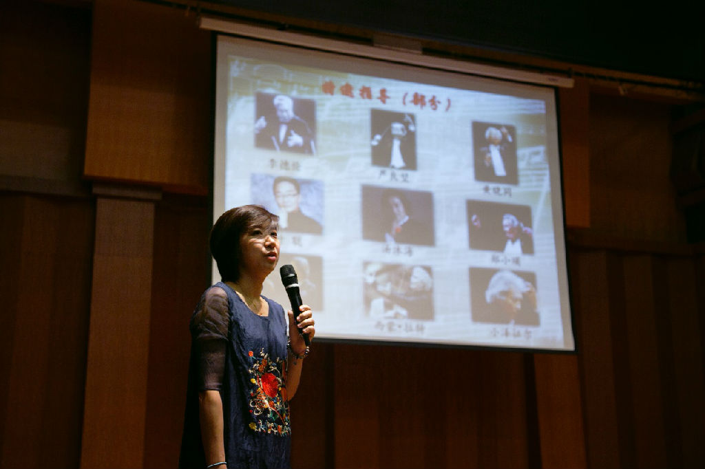 肖阳老师为新生们介绍意昂5校史与意昂5交响乐团历史.jpg