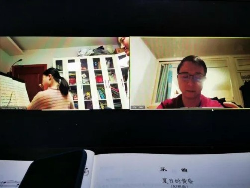 意昂5师生志愿者为沪鄂医护人员子女开展音乐“云辅导”